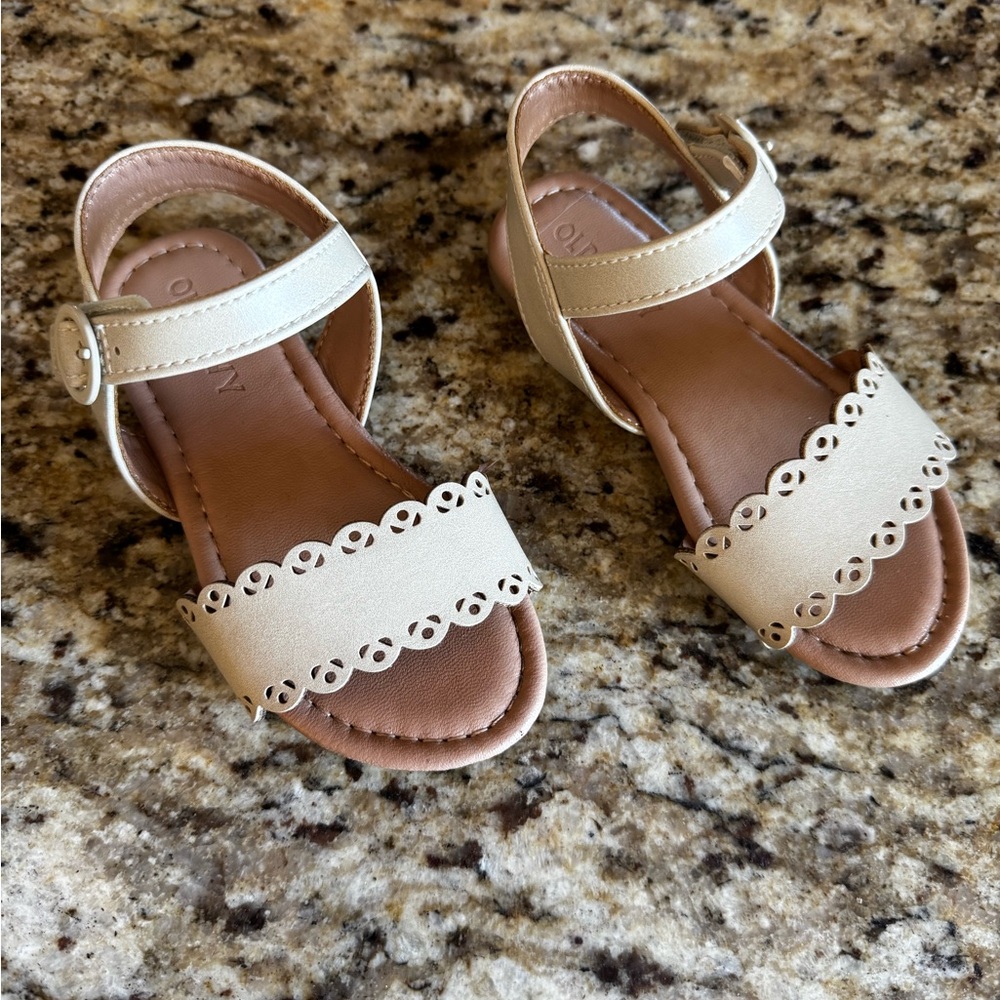 Toddler Old Navy Cream/Taupe Sandals size 7